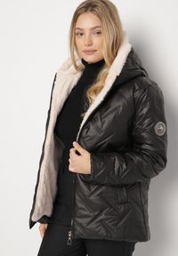 Born2be - Czarno-Beżowa Pikowana Kurtka o Prostym Kroju z Kapturem Avilerie. Okazja: na co dzień. Typ kołnierza: kaptur. Kolekcja: plus size. Kolor: czarny. Materiał: jeans. Styl: casual, elegancki #3