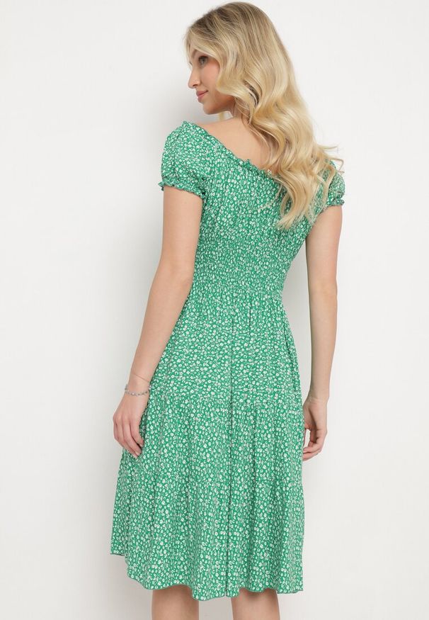Born2be - Zielona Bawełniana Sukienka w Drobne Kwiaty z Gumkami w Talii Fielita. Kolor: zielony. Materiał: bawełna. Długość rękawa: krótki rękaw. Wzór: kwiaty. Sezon: lato. Styl: elegancki