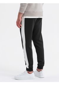 Ombre Clothing - Dresowe męskie spodnie joggery z kontrastowymi lampasami – czarne V1 - Rozmiar: XL. Kolor: czarny. Materiał: dresówka. Wzór: aplikacja. Styl: retro, sportowy #6