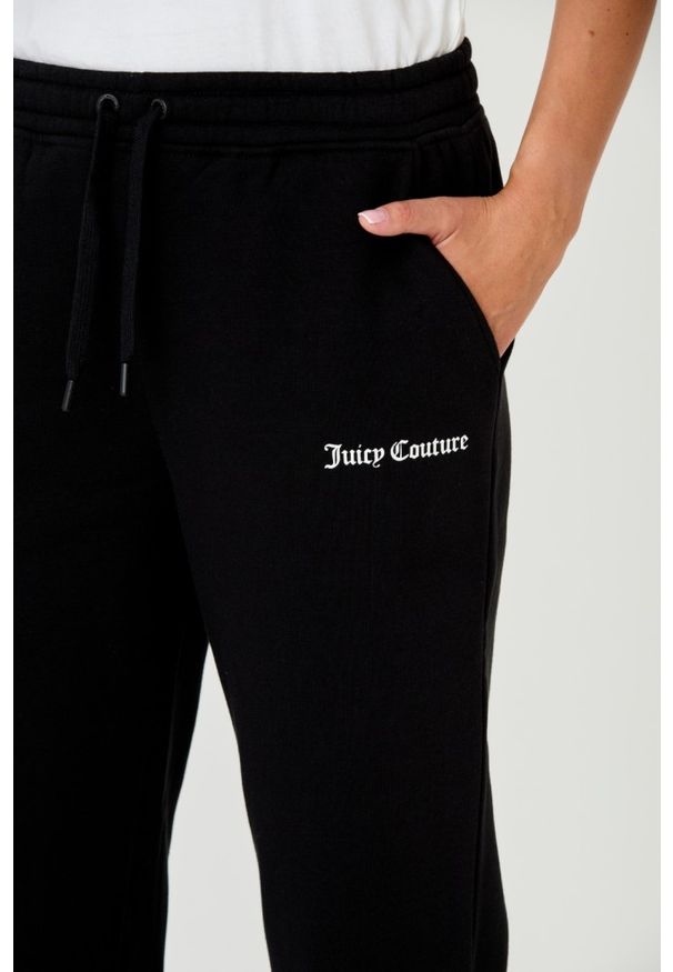 Juicy Couture - JUICY COUTURE Czarne spodnie Sora. Kolor: czarny. Materiał: bawełna