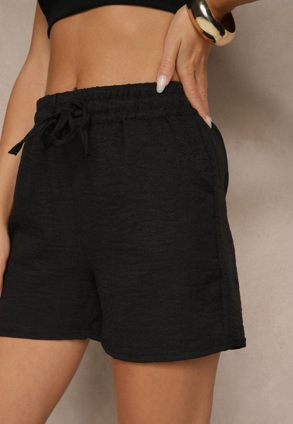 Renee - Czarne Szorty ze Sznurkiem Lirivee. Okazja: na co dzień. Kolor: czarny. Styl: casual