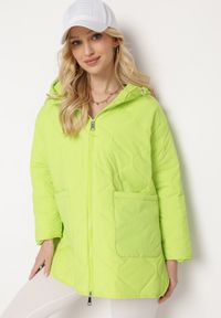 Born2be - Zielona Kurtka Oversize z Kapturem z Ozdobnym Pikowaniem i Rozcięciem Klimella. Typ kołnierza: kaptur. Kolor: zielony. Styl: elegancki #7