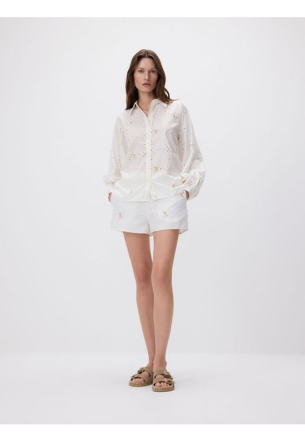 Reserved - Ażurowe szorty z haftem - biały. Kolor: biały. Materiał: bawełna. Wzór: ażurowy, haft