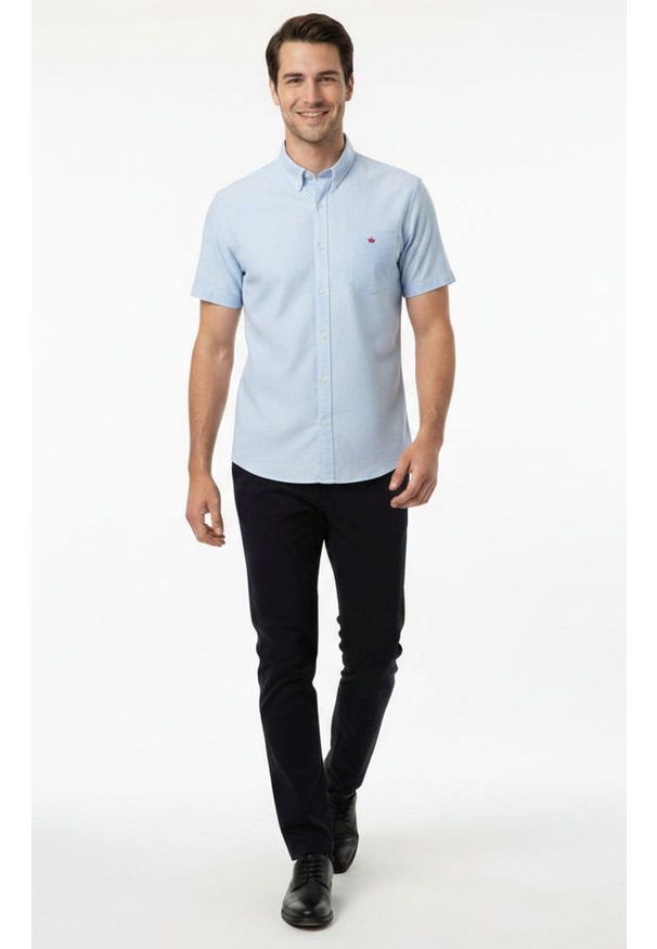 Koszula Męska Niebieska Casualowa z Krótkim Rękawem, Taliowana -Brave Soul- 100% Bawełna. Okazja: na co dzień. Kolor: niebieski. Materiał: bawełna. Długość rękawa: krótki rękaw. Długość: krótkie. Sezon: wiosna, lato. Styl: casual