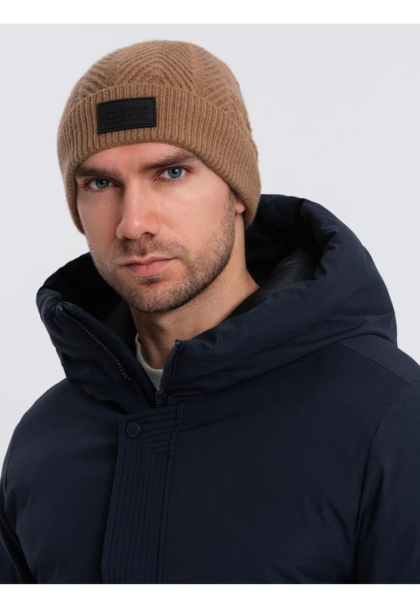 Ombre Clothing - Dzianinowa męska czapka o sweterkowym splocie z naszywką – jasnobrązowa V4. Kolor: brązowy. Materiał: dzianina. Wzór: aplikacja, ze splotem. Styl: casual, klasyczny