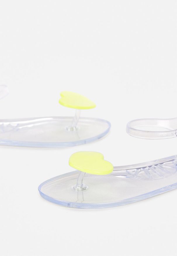 Renee - Żółte Transparentne Sandały Japonki z Ozdobnym Sercem Taressa. Okazja: na plażę. Kolor: żółty