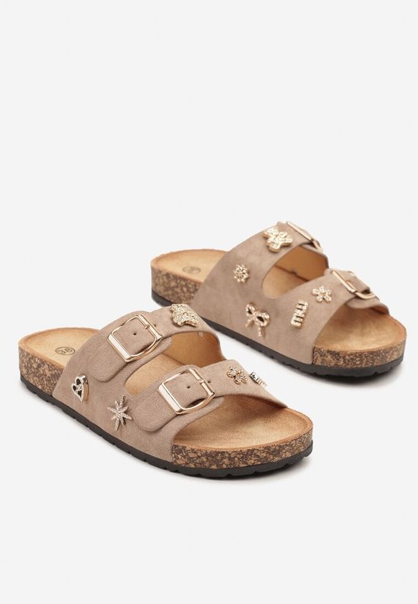 Born2be - Ciemnobeżowe Klapki z Klamrami i Metalicznymi Ozdobami Talwia. Okazja: na co dzień. Kolor: beżowy. Wzór: aplikacja. Styl: elegancki, casual