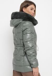 Born2be - Ciemnozielona Pikowana Kurtka z Kapturem z Futerkiem Flavara. Typ kołnierza: kaptur. Kolor: zielony. Materiał: futro #2