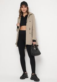 Born2be - Ciemnobeżowa Kurtka Parka ze Sznurkiem w Talii i Kapturem Teridi. Okazja: na co dzień, na spacer. Kolor: beżowy. Materiał: jeans. Długość rękawa: długi rękaw. Długość: długie. Styl: casual #8