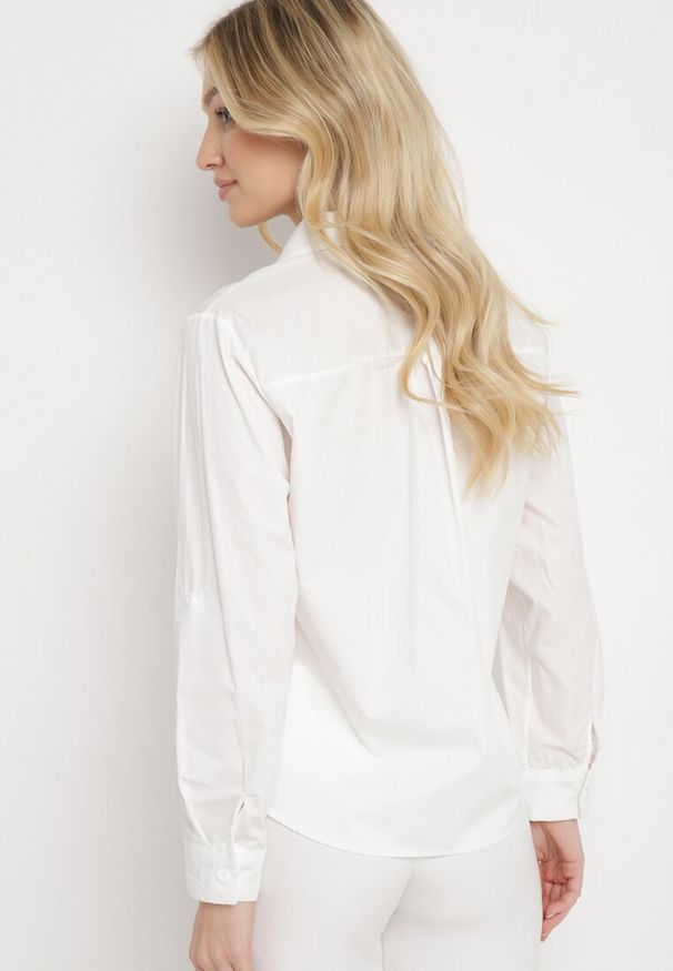 Born2be - Biała Koszula na Guziki z Podwijanymi Rękawami Astarial. Okazja: na spotkanie biznesowe. Kolor: biały. Długość rękawa: długi rękaw. Długość: długie. Styl: klasyczny, biznesowy, elegancki