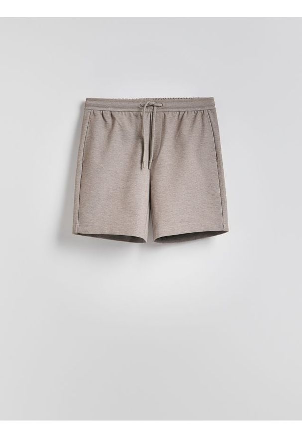 Reserved - Strukturalne szorty regular - bordowy. Kolor: czerwony. Materiał: bawełna, dzianina