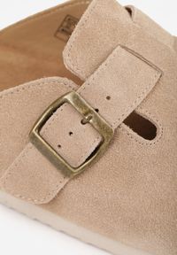 Renee - Beżowe Klapki Typu Chodaki z Zamszu Naturalnego z Klamrą Meridnore. Kolor: beżowy. Materiał: zamsz. Sezon: lato. Styl: elegancki #8