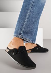 Renee - Czarne Kapcie Typu Chodaki na Podeszwie z Korka Ozdobione Klamrą Alanelle. Okazja: na co dzień. Zapięcie: klamry. Kolor: czarny. Materiał: jeans. Wzór: aplikacja. Styl: casual
