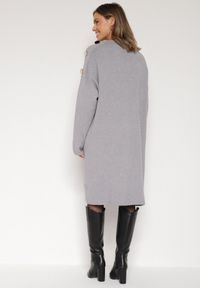 Born2be - Szara Sweterkowa Sukienka Pudełkowa Ozdobiona z Boku Guzikami Tustina. Okazja: na co dzień. Kolor: szary. Materiał: jeans. Wzór: aplikacja. Typ sukienki: proste. Styl: casual, elegancki #4