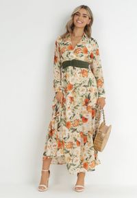 Born2be - Jasnobeżowa Sukienka z Paskiem i Gumką w Pasie Samiro. Kolor: beżowy. Długość rękawa: długi rękaw. Wzór: nadruk, kwiaty. Typ sukienki: kopertowe. Długość: maxi #6