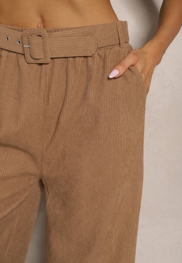 Renee - Ciemnobeżowe Spodnie Sztruksowe o Szerokim Kroju High Waist z Paskiem Valoma. Okazja: na co dzień. Stan: podwyższony. Kolor: beżowy. Materiał: sztruks. Styl: casual, retro, elegancki