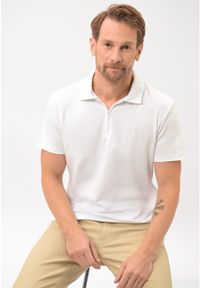 Volcano - Koszulka polo na zamek O-HEKTOR. Typ kołnierza: polo. Kolor: biały. Materiał: bawełna, materiał, jeans. Długość rękawa: krótki rękaw. Długość: krótkie. Wzór: gładki. Styl: wizytowy, klasyczny, elegancki