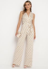 Born2be - Beżowy Taliowany Kombinezon z Kopertowym Dekoltem i Materiałowym Paskiem w Talii Feranea. Okazja: na co dzień. Kolor: beżowy. Materiał: materiał. Styl: klasyczny, casual, elegancki #2