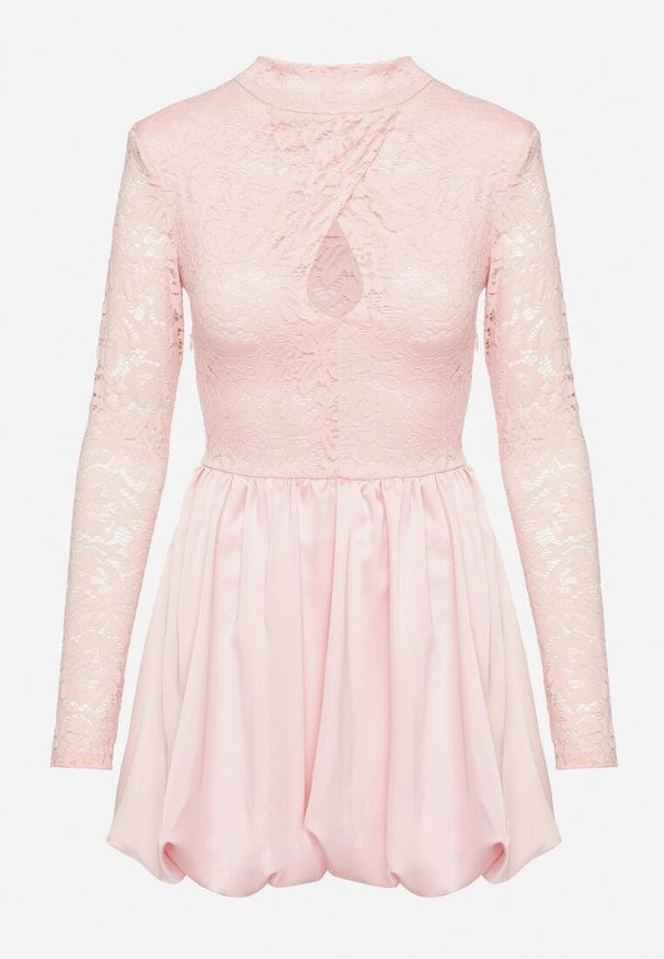 Born2be - Różowa Rozkloszowana Sukienka o Kroju Bombki z Koronką i Wycięciem Desarilla. Okazja: na co dzień. Typ kołnierza: kołnierzyk stójkowy. Kolor: różowy. Materiał: koronka. Długość rękawa: długi rękaw. Wzór: koronka. Typ sukienki: bombki. Styl: casual