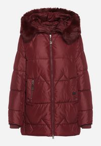 Born2be - Bordowa Pikowana Kurtka o Pudełkowym Kroju z Kapturem z Futerkiem Rearria. Okazja: na co dzień. Typ kołnierza: kaptur. Kolor: czerwony. Materiał: futro. Sezon: zima. Styl: casual, klasyczny #2