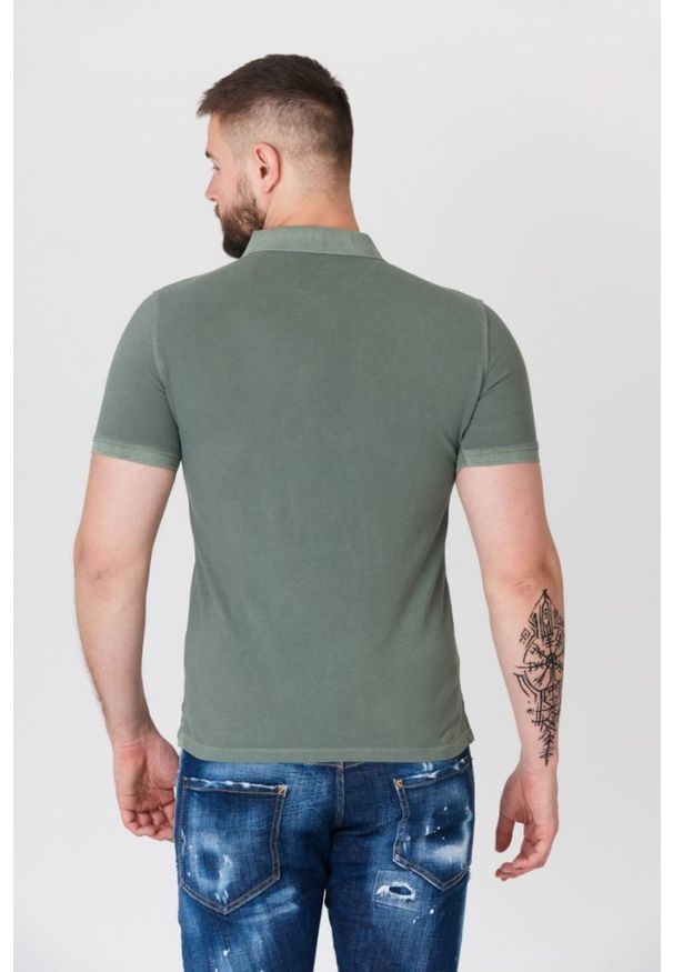 Guess - GUESS Zielona męska koszulka polo z pomarańczowym logo, Rozmiar S. Typ kołnierza: polo. Kolor: zielony. Materiał: prążkowany. Długość rękawa: krótki rękaw. Wzór: aplikacja