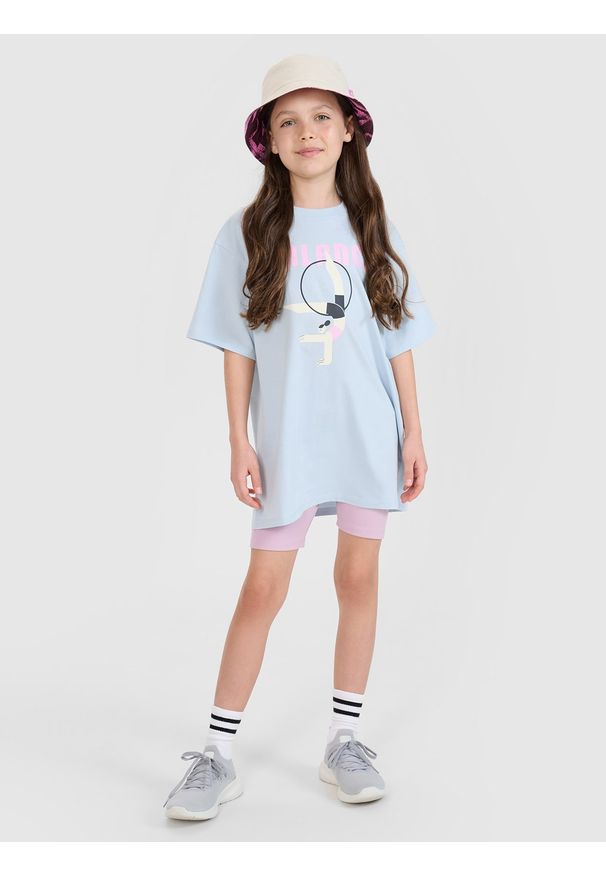 4f - 4F T-shirt oversize z nadrukiem dziewczęcy - niebieski 140 (9-10 lat). Okazja: na co dzień. Kolor: niebieski. Materiał: materiał, bawełna, jersey. Długość rękawa: krótki rękaw. Długość: krótkie. Wzór: nadruk. Sezon: lato. Styl: elegancki, casual, klasyczny, sportowy