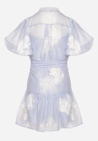 Born2be - Jasnoniebieska Koszulowa Przezroczysta Sukienka z Bawełną Haftami i Paskiem Lirulira. Okazja: na co dzień. Kolor: niebieski. Materiał: bawełna. Wzór: haft. Sezon: lato. Typ sukienki: koszulowe. Styl: casual, elegancki #3