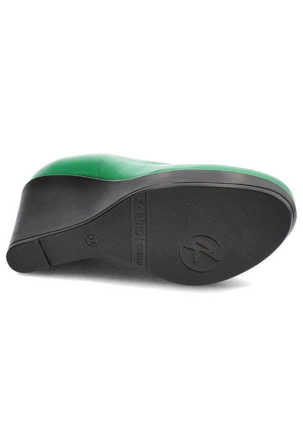 Zielone Czółenka Karino Damskie Półbuty Na Koturnie. Okazja: na spotkanie biznesowe, do pracy, na co dzień. Zapięcie: bez zapięcia. Kolor: zielony. Materiał: skóra. Szerokość cholewki: normalna. Wzór: gładki. Obcas: na koturnie. Styl: casual, klasyczny, biznesowy