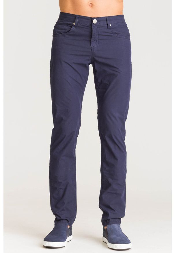 Granatowe spodnie męskie Versace Jeans. Kolor: niebieski. Materiał: bawełna. Wzór: aplikacja