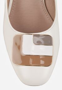 Born2be - Białe Czółenka VICES na Obcasie z Odkrytą Piętą i Kwadratową Ozdobą Petinilla. Okazja: na co dzień, do pracy. Zapięcie: sprzączka. Kolor: biały. Materiał: jeans. Wzór: aplikacja. Obcas: na obcasie. Styl: casual, klasyczny, elegancki. Wysokość obcasa: średni #6