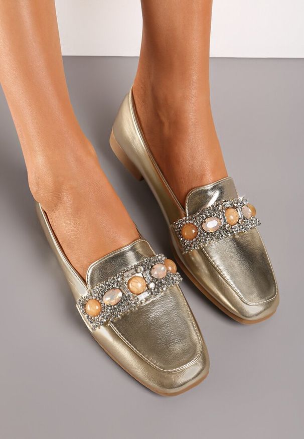 Born2be - Złote Płaskie Mokasyny z Biżuteryjną Klamerką i Kwadratowym Noskiem Riddicula. Kolor: złoty. Wzór: aplikacja. Obcas: na płaskiej podeszwie. Styl: elegancki