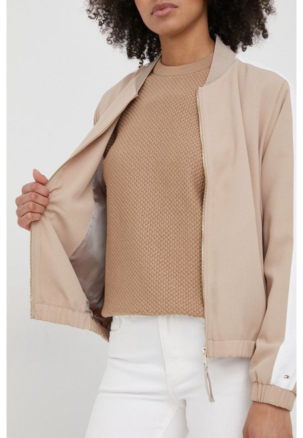 TOMMY HILFIGER - Tommy Hilfiger kurtka bomber damski kolor beżowy przejściowa. Okazja: na co dzień. Kolor: beżowy. Materiał: poliester. Styl: casual