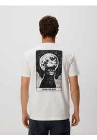 Reserved - T-shirt regular z nadrukiem na plecach - złamana biel. Materiał: dzianina, bawełna. Wzór: nadruk