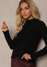 Renee - Czarny Sweter z Wełną przy Dekolcie Ozdobiony Falbanką Seatoria. Okazja: na co dzień. Typ kołnierza: kołnierz z falbankami. Kolor: czarny. Materiał: wełna. Wzór: aplikacja. Styl: wizytowy, casual #5