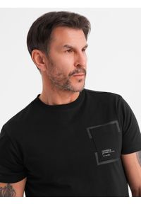Ombre Clothing - Bawełniany męski t-shirt z nadrukiem na kieszonce – czarny V1. Okazja: na co dzień. Kolor: czarny. Materiał: bawełna. Wzór: nadruk. Styl: casual #7