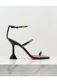 AMINA MUADDI - Czarne sandały z kryształami Gilda. Kolor: czarny. Materiał: satyna. Wzór: aplikacja. Obcas: na obcasie. Wysokość obcasa: średni #2