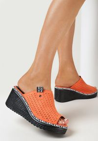 Born2be - Pomarańczowe Klapki na Koturnie z Szerokim Paskiem i Perforacją Givika. Kolor: pomarańczowy. Obcas: na koturnie #1