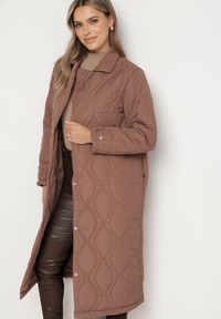 Born2be - Brązowy Długi Płaszcz Kurtka z Kołnierzem i Pikowaniem Semere. Kolor: brązowy. Długość: długie #3