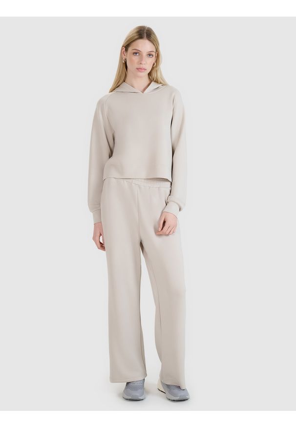 4f - 4F Bluza dresowa nierozpinana z modalem damska - beżowa M. Okazja: na co dzień. Typ kołnierza: bez kaptura. Kolor: beżowy. Materiał: dresówka. Długość rękawa: raglanowy rękaw. Wzór: gładki, ze splotem. Styl: klasyczny, sportowy, casual. Sport: fitness