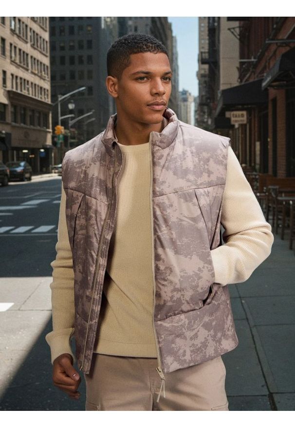 Sinsay - Kamizelka puffer ze wzorem moro - beżowy. Kolor: beżowy. Wzór: moro