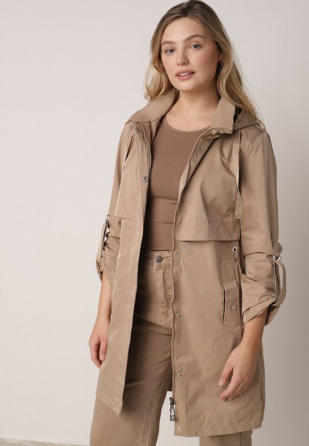 Born2be - Brązowa Kurtka w Stylu Parki z Odpinanym Kapturem i Sznurkami Enang. Okazja: na spacer. Kolor: brązowy. Materiał: prążkowany, jeans