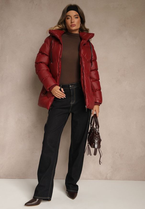 Renee - Bordowa Kurtka Pikowana z Kapturem i Sznurkami Oleanesa. Okazja: na co dzień. Typ kołnierza: kaptur. Kolor: czerwony. Materiał: jeans. Styl: casual, sportowy
