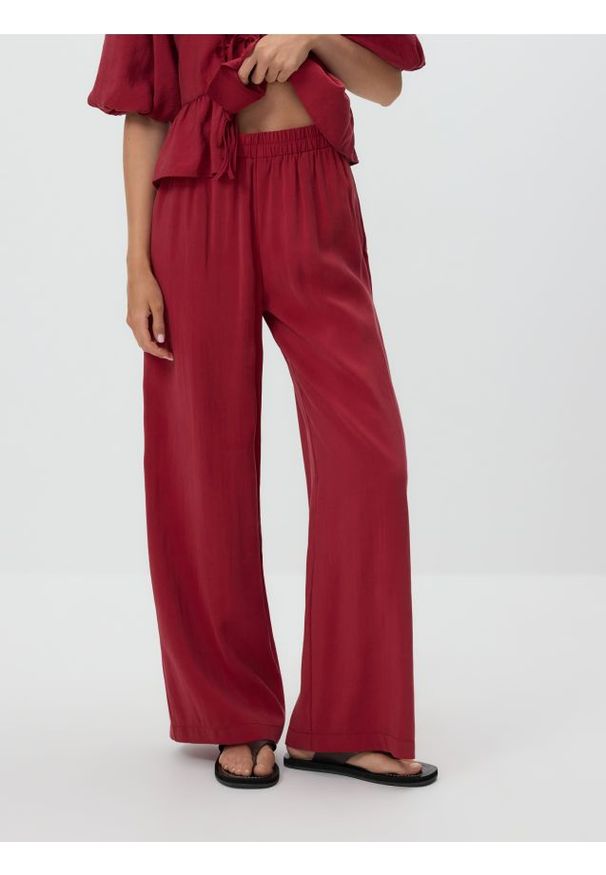 Reserved - Luźne spodnie z modalem - bordowy. Kolor: czerwony. Materiał: tkanina
