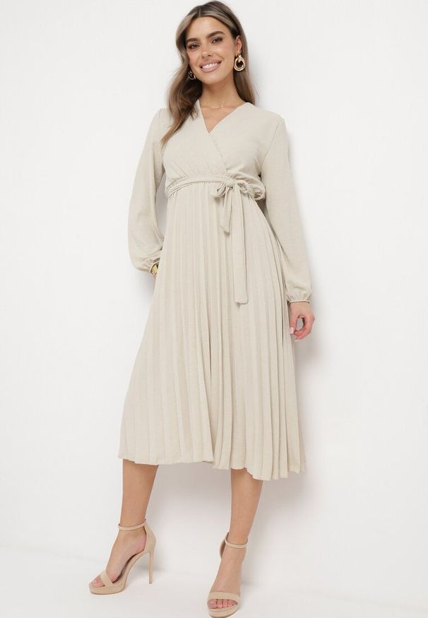 Born2be - Jasnobeżowa Sukienka Mesyre. Okazja: do pracy, na randkę. Typ kołnierza: dekolt w kształcie V. Kolor: beżowy. Materiał: materiał. Typ sukienki: plisowane, kopertowe. Długość: midi