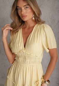 Renee - Żółta Rozkloszowana Sukienka Letnia z Wiskozy Podkreślająca Sylwetkę Nikeis. Kolor: żółty. Materiał: wiskoza. Sezon: lato. Typ sukienki: rozkloszowane #2