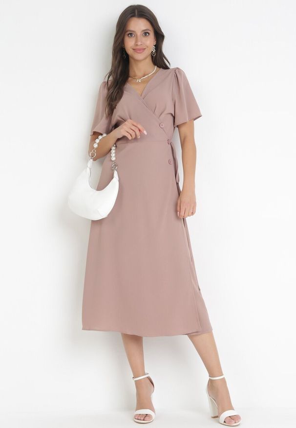 Born2be - Ciemnobeżowa Kopertowa Sukienka Midi z Materiałowym Paskiem Rahellitte. Kolor: beżowy. Materiał: materiał. Długość rękawa: krótki rękaw. Typ sukienki: kopertowe. Długość: midi