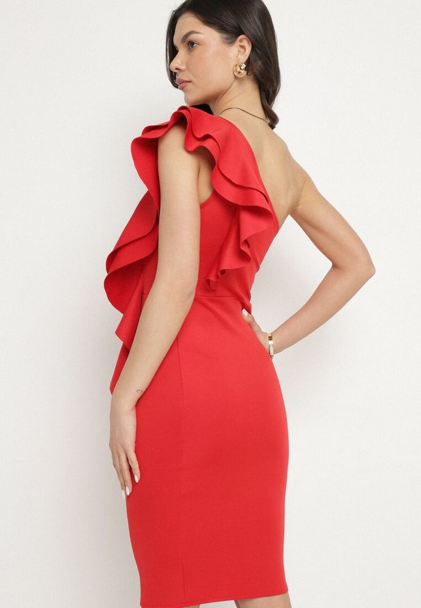 Born2be - Czerwona Asymetryczna Sukienka Ozdobiona Falbaną Lenitel. Okazja: na randkę. Kolor: czerwony. Wzór: aplikacja. Typ sukienki: asymetryczne. Styl: klasyczny