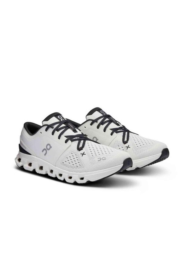 Buty do biegania męskie On Cloud X 4. Kolor: biały. Materiał: guma, syntetyk, tkanina, materiał. Sport: bieganie