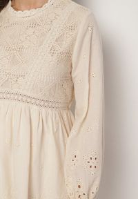 Born2be - Beżowa Sukienka Boho o Rozkloszowanym Kroju z Haftowanymi Zdobieniami Ifflina. Okazja: na co dzień. Typ kołnierza: kołnierzyk stójkowy. Kolor: beżowy. Materiał: poliester, materiał. Długość rękawa: długi rękaw. Wzór: aplikacja, haft. Styl: boho
