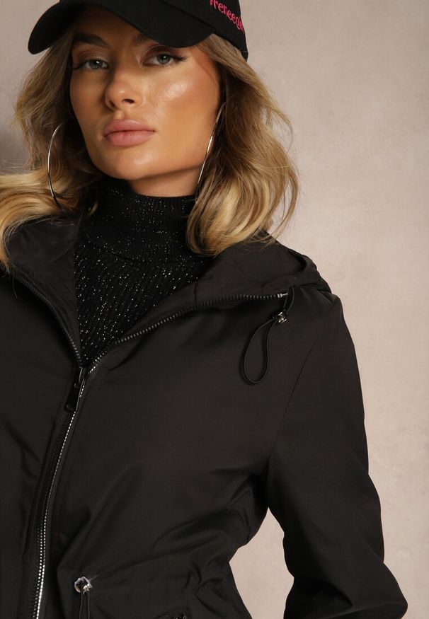 Renee - Czarna Kurtka Typu Parka ze Ściągaczem w Talii z Kapturem i Kieszeniami Daroma. Okazja: na co dzień, na spacer. Typ kołnierza: kaptur. Kolor: czarny. Styl: casual, elegancki